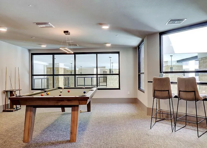 Apartment Luxury Remote Work & Indulge In Comfort & Style G4004